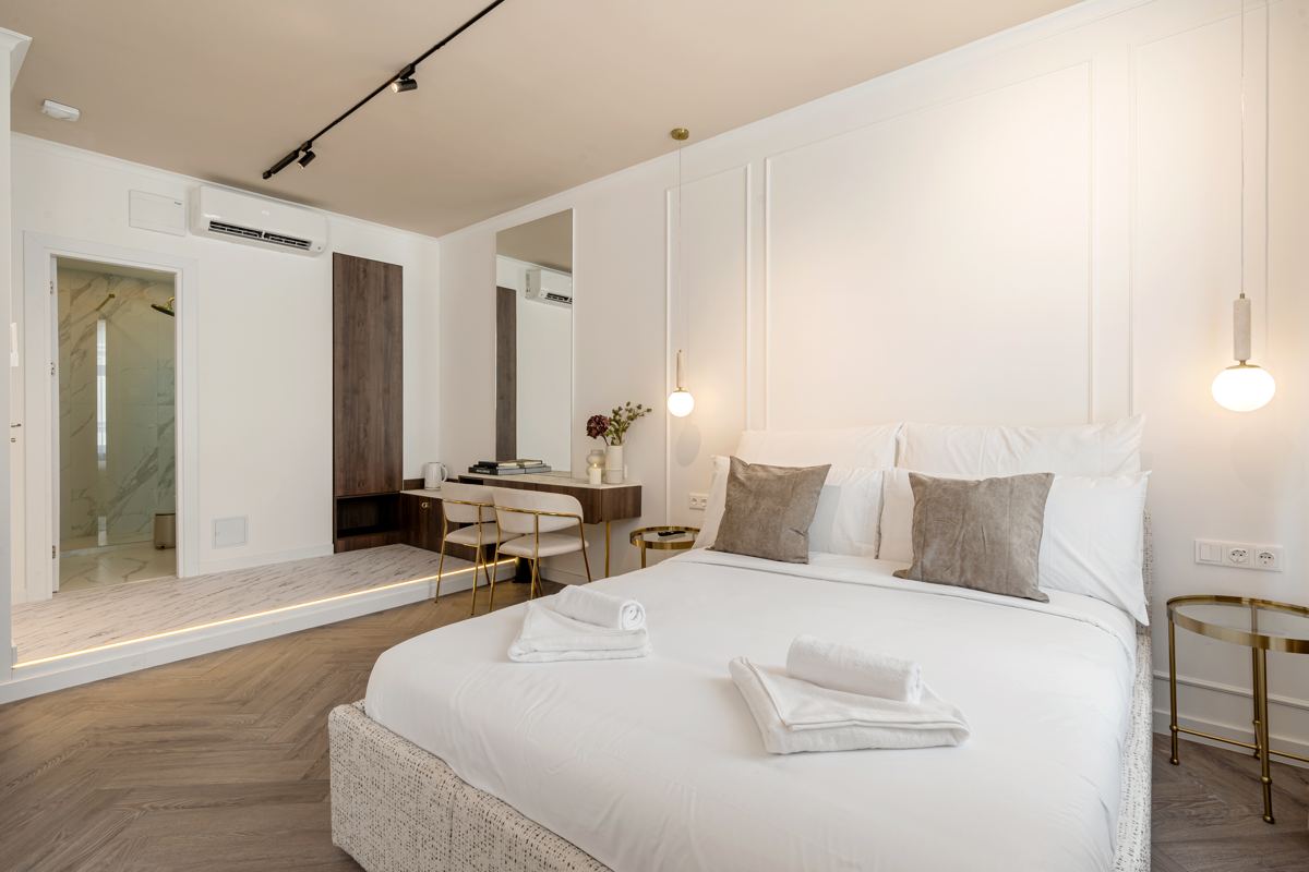 Deluxe Corner Suite with double bed, vanity desk and ensuite bathroom