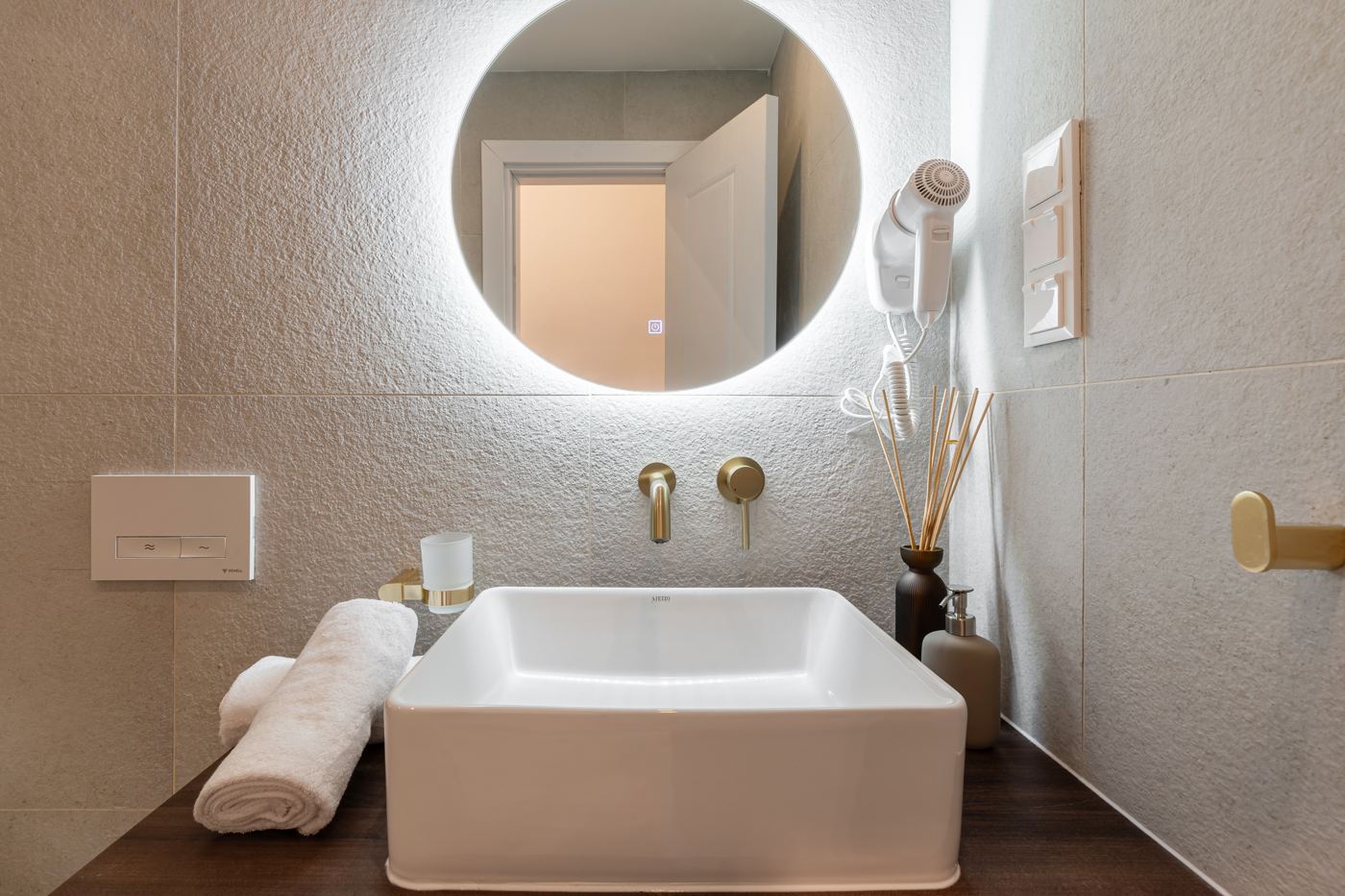 Washbasin with brushed gold taps